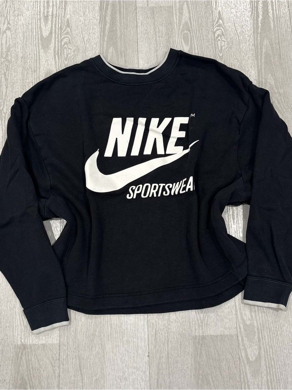 Nike Womens Medium Black Graphic Sportswear Crewneck Sweatshirt Pullover